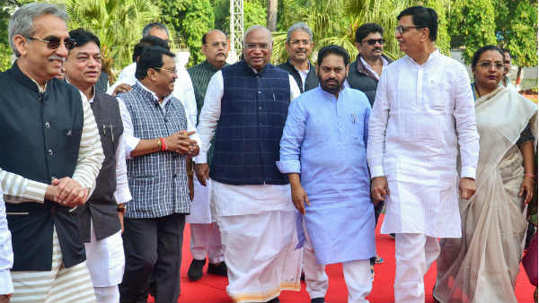'पवार के सामने खड़े होने लायक चाहिए नेता'