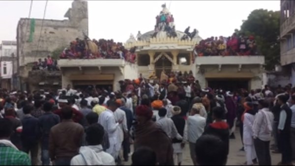दो दरवाजे एक का नाम दूनी और दूसरे का अखनिया