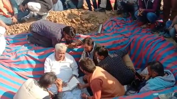 सरकारी राशि से चार गुना मुआवजा चाहिए