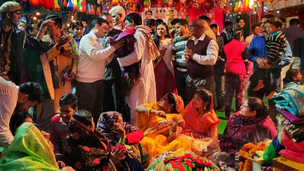 पूर्वांचली वोटरों को लुभाने के लिए किसने क्या किया?