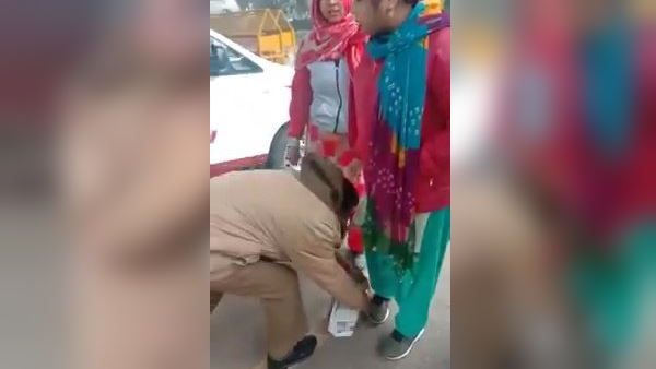 पैर छूकर माफी मांगने लगा एएसआई