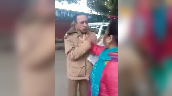 सफाई कर रही थी महिला