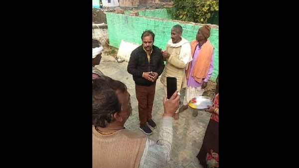 वोटरों को रुपए देकर छूए पैर