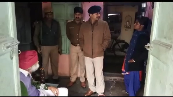 अंदर से नहीं मिला कोई जवाब