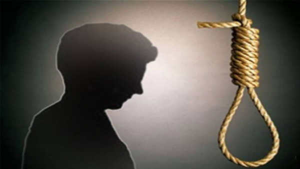 दरवाजा तोड़कर अंदर घुसी पुलिस