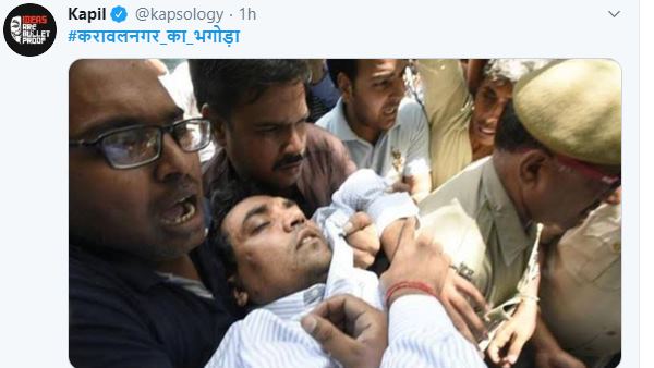 नई दिल्ली। भारतीय जनता पार्टी ने दिल्ली विधानसभा चुनाव के लिए उम्मीदवारों की पहली लिस्ट शुक्रवार को जारी कर दी है। दिल्ली भाजपा के अध्यक्ष मनोज तिवारी ने इस सूची में 57 विधानसभा सीटों पर उम्मीदवारों के नामों का ऐलान किया गया है। बीते चुनाव में आप से जीते और केजरीवाल सरकार में मंत्री रहे कपिल मिश्रा को मॉडल टाउन सीट से भाजपा ने टिकट दिया है। कपिल मिश्रा का टिकट होने के बाद ट्विटर पर करावलनगर का भगोड़ा हैशटैग चल रहा है। 2015 में हुए विधानसभा चुनाव में कपिल मिश्रा आम आदमी पार्टी में थे। वो करावलनगर सीट से चुनाव लड़े और जीते थे। कपिल मिश्रा भाजपा पर उस वक्त काफी हमलावर रहते थे। उन्हें केजरावील ने मंत्री भी बनाया था। हालांकि करीब दो साल बाद ही उनके केजरीवाल और आप से संबध बिगड़ गए। उनको मंत्री पद से हटा दिया गया और पार्टी से भी निकाल दिया गया। इसके बाद वो भाजपा में चले गए। इस बार उनके करावलनगर से ना लड़कर मॉडल टाउन सीट पर जाने को लेकर सोशल मीडिया पर उनसे सवाल हो रहे हैं। दिल्ली विधानसभा चुनाव के लिए नामांकन पत्र दाखिल करने की प्रक्रिया मंगलवार (14 जनवरी) से शुरू हो चुकी है। नामांकन दाखिल करने की आखिरी तारीख 21 जनवरी है। आप की ओर से सभी 70 सीटों पर उम्मीदवार घोषित किए जा चुके हैं। कांग्रेस ने अभी उम्मीदवारों के नामों का ऐलान नहीं किया है। दिल्ली में सभी 70 सीटों पर एक चरण में आठ फरवरी को मतदान होगा। नतीजे 11 फरवरी को आएंगे। नई दिल्ली। भारतीय जनता पार्टी ने दिल्ली विधानसभा चुनाव के लिए उम्मीदवारों की पहली लिस्ट शुक्रवार को जारी कर दी है। दिल्ली भाजपा के अध्यक्ष मनोज तिवारी ने इस सूची में 57 विधानसभा सीटों पर उम्मीदवारों के नामों का ऐलान किया गया है। बीते चुनाव में आप से जीते और केजरीवाल सरकार में मंत्री रहे कपिल मिश्रा को मॉडल टाउन सीट से भाजपा ने टिकट दिया है। कपिल मिश्रा का टिकट होने के बाद ट्विटर पर करावलनगर का भगोड़ा हैशटैग चल रहा है। 2015 में हुए विधानसभा चुनाव में कपिल मिश्रा आम आदमी पार्टी में थे। वो करावलनगर सीट से चुनाव लड़े और जीते थे। कपिल मिश्रा भाजपा पर उस वक्त काफी हमलावर रहते थे। उन्हें केजरावील ने मंत्री भी बनाया था। हालांकि करीब दो साल बाद ही उनके केजरीवाल और आप से संबध बिगड़ गए। उनको मंत्री पद से हटा दिया गया और पार्टी से भी निकाल दिया गया। इसके बाद वो भाजपा में चले गए। इस बार उनके करावलनगर से ना लड़कर मॉडल टाउन सीट पर जाने को लेकर सोशल मीडिया पर उनसे सवाल हो रहे हैं। दिल्ली विधानसभा चुनाव के लिए नामांकन पत्र दाखिल करने की प्रक्रिया मंगलवार (14 जनवरी) से शुरू हो चुकी है। नामांकन दाखिल करने की आखिरी तारीख 21 जनवरी है। आप की ओर से सभी 70 सीटों पर उम्मीदवार घोषित किए जा चुके हैं। कांग्रेस ने अभी उम्मीदवारों के नामों का ऐलान नहीं किया है। दिल्ली में सभी 70 सीटों पर एक चरण में आठ फरवरी को मतदान होगा। नतीजे 11 फरवरी को आएंगे।