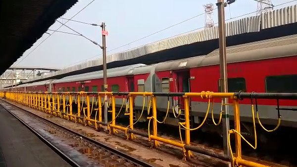Two lakh Rupees fine on contractor serving stale bread butter in train Two lakh Rupees fine on contractor serving stale bread butter in train