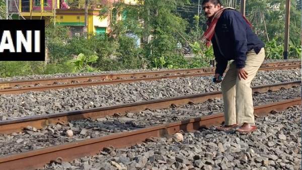 west bengal, crude bomb, railway track, bharat bandh, protest, caa, nrc, bjp, government, trade union, left front union, पश्चिम बंगाल, कोलकाता, क्रूड बम, भारत बंद, सरकार, ट्रेड यूनियन, वामपंथी यूनियन west bengal, crude bomb, railway track, bharat bandh, protest, caa, nrc, bjp, government, trade union, left front union, पश्चिम बंगाल, कोलकाता, क्रूड बम, भारत बंद, सरकार, ट्रेड यूनियन, वामपंथी यूनियन