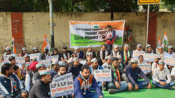 इस्तीफा देने वालों में एक अल्पसंख्यक सेल के चीफ भी