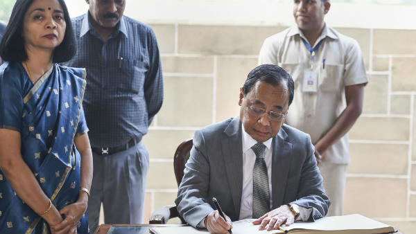 किन सुविधाओं को लेने से गोगोई ने किया इनकार?