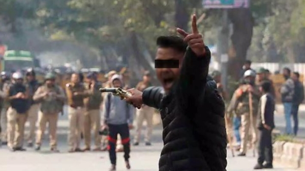 कागजों पर भड़काऊ नारे लिखे हुए हैं