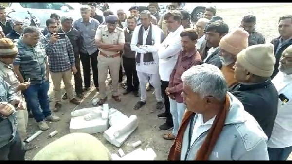 mahatma gandhi statue broken in amreli gujarat mahatma gandhi statue broken in amreli gujarat