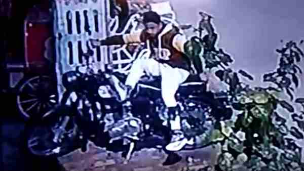 पैर से तोड़ा बाइक का लॉक फिर...