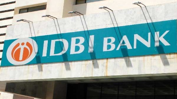 NPA के बोझ तले डूब रहे IDBI बैंक को LIC के हवाले कर रही है सरकार