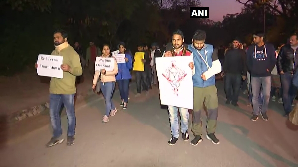 छात्रों का विरोध प्रदर्शन जारी
