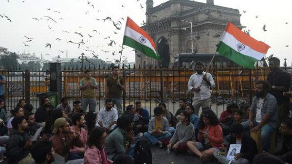 हिंसा के खिलाफ प्रदर्शन
