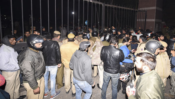 जेएनयू हिंसा मामले में 9 आरोपी छात्रों को क्राइम ब्रांच ने भेजा नोटिस जेएनयू हिंसा मामले में 9 आरोपी छात्रों को क्राइम ब्रांच ने भेजा नोटिस
