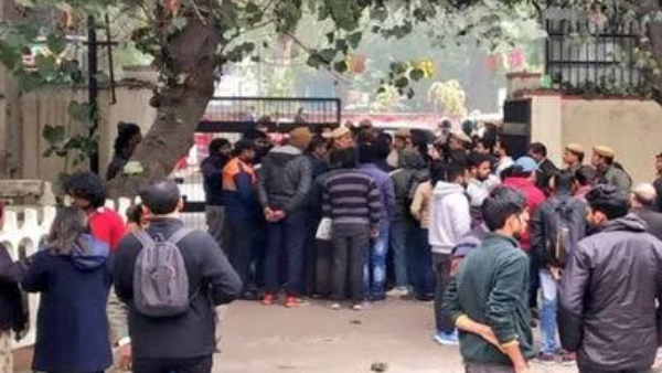 जेएनयू में हालात जस के तस