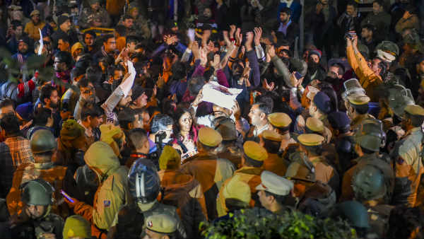 एबीवीपी ने एसएफआई के खिलाफ खोला मोर्चा