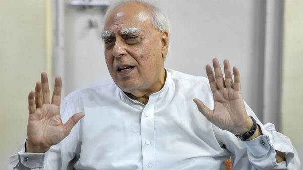 वकील इंदिरा जयसिंह और कपिल सिब्बल पर PFI से पैसा लेने का आरोप