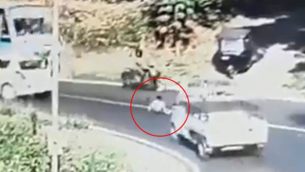 Kerala, Moving car, Viral video, warning, video, ips officer, child safety, केरल, चलती गाड़ी, वीडियो, वायरल वीडियो, आईपीएस अधिकारी, बच्चों की सुरक्षा Kerala, Moving car, Viral video, warning, video, ips officer, child safety, केरल, चलती गाड़ी, वीडियो, वायरल वीडियो, आईपीएस अधिकारी, बच्चों की सुरक्षा