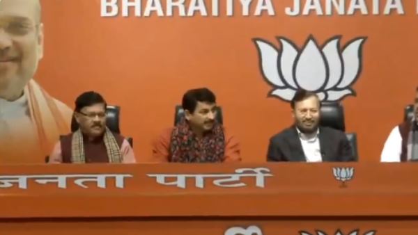 आप ने मनोज तिवारी के कई वीडियो जारी किए