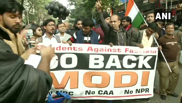 'गो बैक मोदी' के दिखाए पोस्टर
