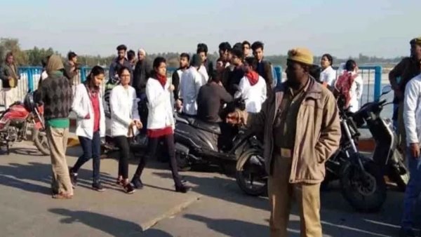 परिजनों ने लगाया उत्पीड़न का आरोप