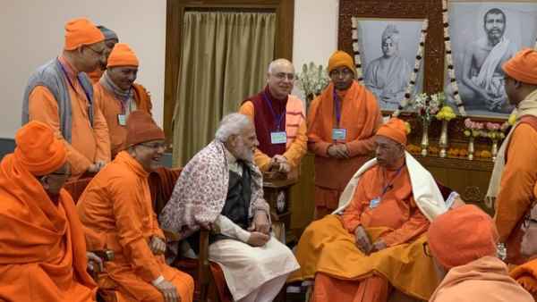 मोदी शनिवार रात को राज भवन में रुकने वाले थे