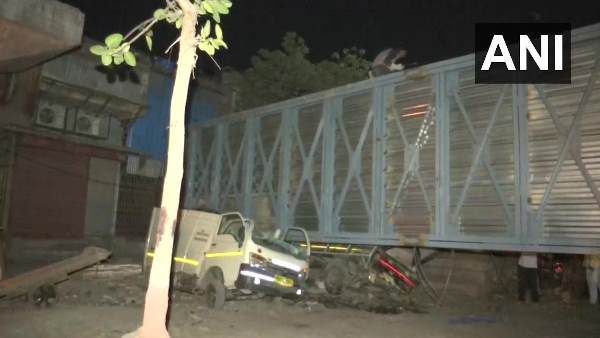footover bridge, bridge, foot over bridge, bridge collapse, mumbai, maharashtra, injured, mumbai police, फुटओवर ब्रिज, पुल, पुल ढहा, मुंबई, महाराष्ट्र, फुट ओवर ब्रिज, मुंबई पुलिस footover bridge, bridge, foot over bridge, bridge collapse, mumbai, maharashtra, injured, mumbai police, फुटओवर ब्रिज, पुल, पुल ढहा, मुंबई, महाराष्ट्र, फुट ओवर ब्रिज, मुंबई पुलिस