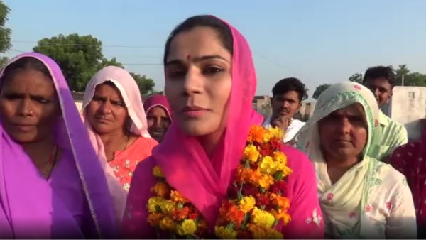 महल छोड़ ढाणी-ढाणी घूमकर मांग रही वोट