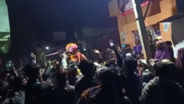 नीता कंवर को समर्थकों ने कंधों पर बैठाया