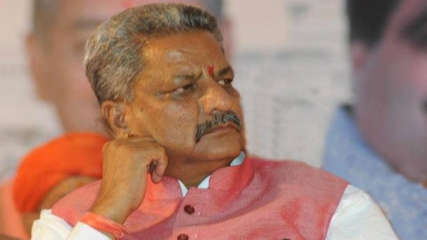 गहलोत को लग रहा है कि कहीं न कहीं उनकी नांव भी खतरे में