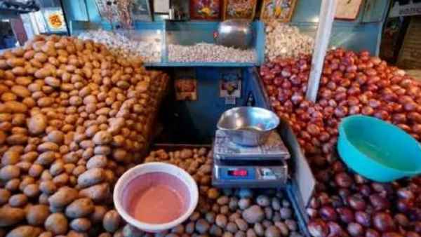 आलू, प्याज और हरी सब्जी की कीमतों ने लोगों की जेबों का खासा असर डाला