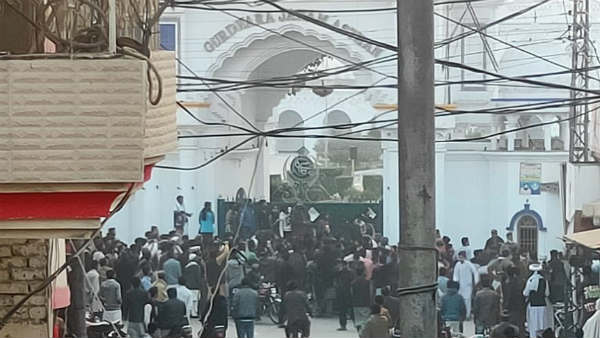 Attack on Nankana Sahib Gurdwara in Pakistan, Sikh devotees trapped inside Attack on Nankana Sahib Gurdwara in Pakistan, Sikh devotees trapped inside