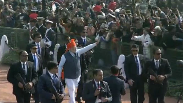 कुछ लोगों ने लगाए मोदी-मोदी के नारे