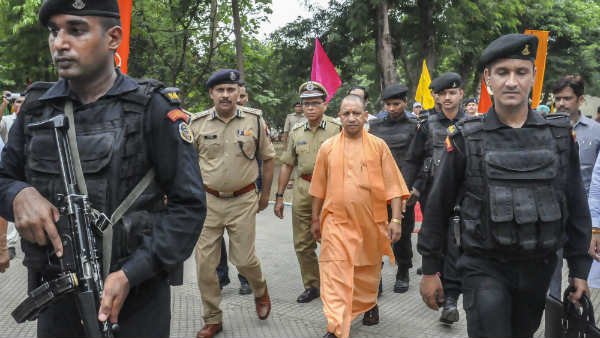 नोएडा और लखनऊ में पहले क्या व्यवस्था थी?
