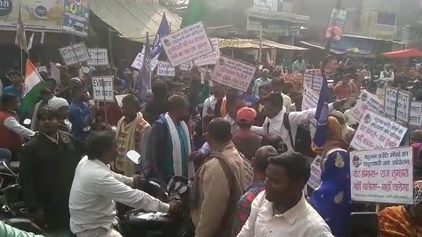 police lathicharge on caa nrc protesters in pratapgarh police lathicharge on caa nrc protesters in pratapgarh