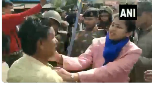 डिप्टी कलेक्टर का खींचा बाल