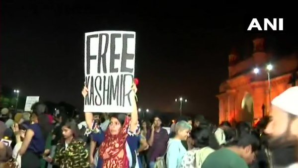 'FREE KASHMIR' पोस्टर पर मचा बवाल