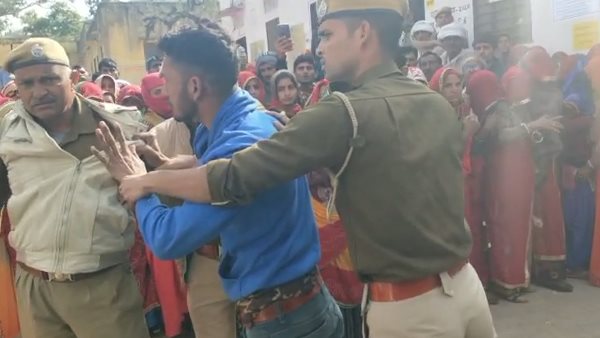 डेकवा व कुस्तला में दस मिनट थमा मतदान