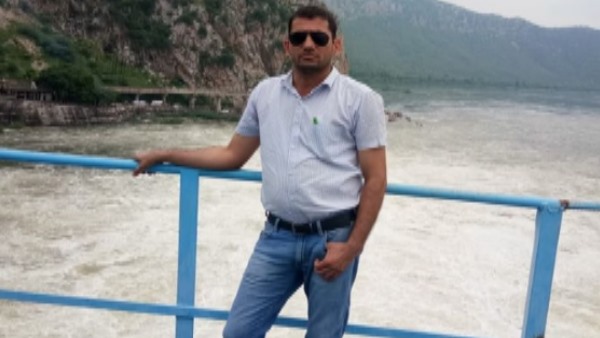 दिन में बच्चों को पढ़ाते रात को खुद पढ़ते