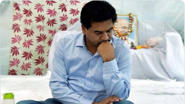 नई दिल्ली। भारतीय जनता पार्टी ने दिल्ली विधानसभा चुनाव के लिए उम्मीदवारों की पहली लिस्ट शुक्रवार को जारी कर दी है। दिल्ली भाजपा के अध्यक्ष मनोज तिवारी ने इस सूची में 57 विधानसभा सीटों पर उम्मीदवारों के नामों का ऐलान किया गया है। बीते चुनाव में आप से जीते और केजरीवाल सरकार में मंत्री रहे कपिल मिश्रा को मॉडल टाउन सीट से भाजपा ने टिकट दिया है। कपिल मिश्रा का टिकट होने के बाद ट्विटर पर करावलनगर का भगोड़ा हैशटैग चल रहा है। 2015 में हुए विधानसभा चुनाव में कपिल मिश्रा आम आदमी पार्टी में थे। वो करावलनगर सीट से चुनाव लड़े और जीते थे। कपिल मिश्रा भाजपा पर उस वक्त काफी हमलावर रहते थे। उन्हें केजरावील ने मंत्री भी बनाया था। हालांकि करीब दो साल बाद ही उनके केजरीवाल और आप से संबध बिगड़ गए। उनको मंत्री पद से हटा दिया गया और पार्टी से भी निकाल दिया गया। इसके बाद वो भाजपा में चले गए। इस बार उनके करावलनगर से ना लड़कर मॉडल टाउन सीट पर जाने को लेकर सोशल मीडिया पर उनसे सवाल हो रहे हैं। दिल्ली विधानसभा चुनाव के लिए नामांकन पत्र दाखिल करने की प्रक्रिया मंगलवार (14 जनवरी) से शुरू हो चुकी है। नामांकन दाखिल करने की आखिरी तारीख 21 जनवरी है। आप की ओर से सभी 70 सीटों पर उम्मीदवार घोषित किए जा चुके हैं। कांग्रेस ने अभी उम्मीदवारों के नामों का ऐलान नहीं किया है। दिल्ली में सभी 70 सीटों पर एक चरण में आठ फरवरी को मतदान होगा। नतीजे 11 फरवरी को आएंगे। नई दिल्ली। भारतीय जनता पार्टी ने दिल्ली विधानसभा चुनाव के लिए उम्मीदवारों की पहली लिस्ट शुक्रवार को जारी कर दी है। दिल्ली भाजपा के अध्यक्ष मनोज तिवारी ने इस सूची में 57 विधानसभा सीटों पर उम्मीदवारों के नामों का ऐलान किया गया है। बीते चुनाव में आप से जीते और केजरीवाल सरकार में मंत्री रहे कपिल मिश्रा को मॉडल टाउन सीट से भाजपा ने टिकट दिया है। कपिल मिश्रा का टिकट होने के बाद ट्विटर पर करावलनगर का भगोड़ा हैशटैग चल रहा है। 2015 में हुए विधानसभा चुनाव में कपिल मिश्रा आम आदमी पार्टी में थे। वो करावलनगर सीट से चुनाव लड़े और जीते थे। कपिल मिश्रा भाजपा पर उस वक्त काफी हमलावर रहते थे। उन्हें केजरावील ने मंत्री भी बनाया था। हालांकि करीब दो साल बाद ही उनके केजरीवाल और आप से संबध बिगड़ गए। उनको मंत्री पद से हटा दिया गया और पार्टी से भी निकाल दिया गया। इसके बाद वो भाजपा में चले गए। इस बार उनके करावलनगर से ना लड़कर मॉडल टाउन सीट पर जाने को लेकर सोशल मीडिया पर उनसे सवाल हो रहे हैं। दिल्ली विधानसभा चुनाव के लिए नामांकन पत्र दाखिल करने की प्रक्रिया मंगलवार (14 जनवरी) से शुरू हो चुकी है। नामांकन दाखिल करने की आखिरी तारीख 21 जनवरी है। आप की ओर से सभी 70 सीटों पर उम्मीदवार घोषित किए जा चुके हैं। कांग्रेस ने अभी उम्मीदवारों के नामों का ऐलान नहीं किया है। दिल्ली में सभी 70 सीटों पर एक चरण में आठ फरवरी को मतदान होगा। नतीजे 11 फरवरी को आएंगे।