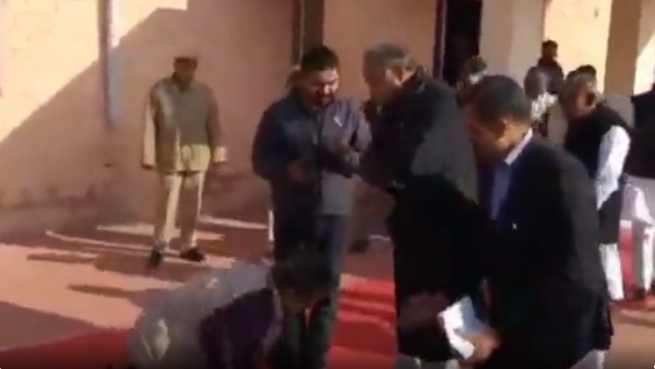 बाड़मेर सर्किट हाउस में पकड़े सीएम के पैर