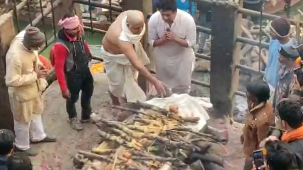 last rites of ravi kishan father at manikarnika ghat in varanasi last rites of ravi kishan father at manikarnika ghat in varanasi