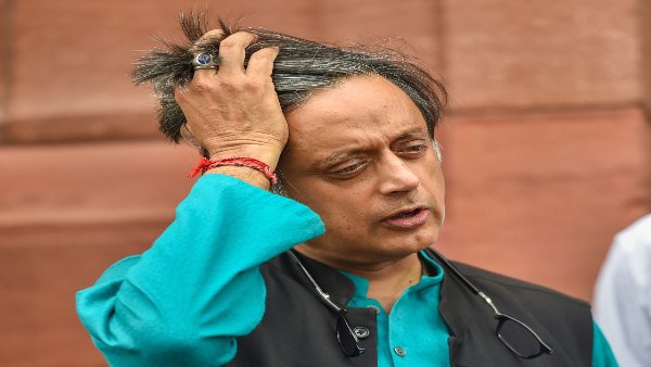 शशि थरूर ने मोदी को बताया था शिवलिंग पर बैठा बिच्छू