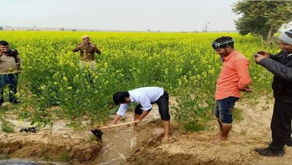 खेत में खुद ही पानी देने लगे कलेक्टर