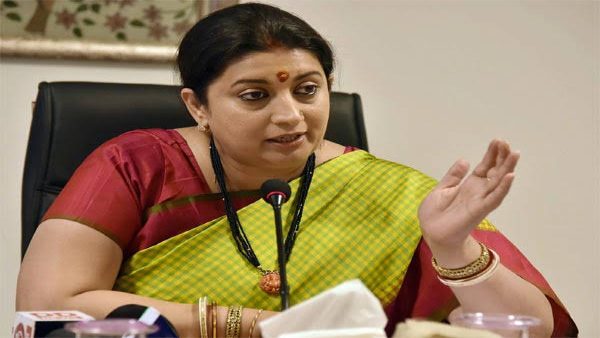 स्मृति ईरानी का आरोप, केजरीवाल मामले को दबाए बैठे रहे