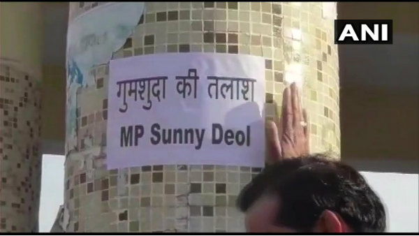 पठानकोट रेलवे स्टेशन पर लगे थे पोस्टर