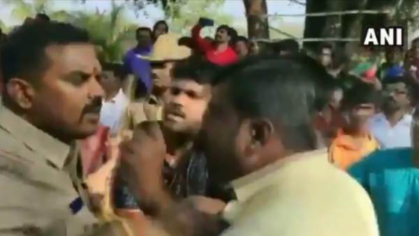 karnataka, scuffle, bjp, jds, bjp mla, video, gavi rangappa temple, billenahalli, temple, कर्नाटक, वीडियो, भाजपा, भाजपा विधायक, वीडियो, गवी रंगप्पा मंदिर, ब्रह्म रथोत्सव karnataka, scuffle, bjp, jds, bjp mla, video, gavi rangappa temple, billenahalli, temple, कर्नाटक, वीडियो, भाजपा, भाजपा विधायक, वीडियो, गवी रंगप्पा मंदिर, ब्रह्म रथोत्सव